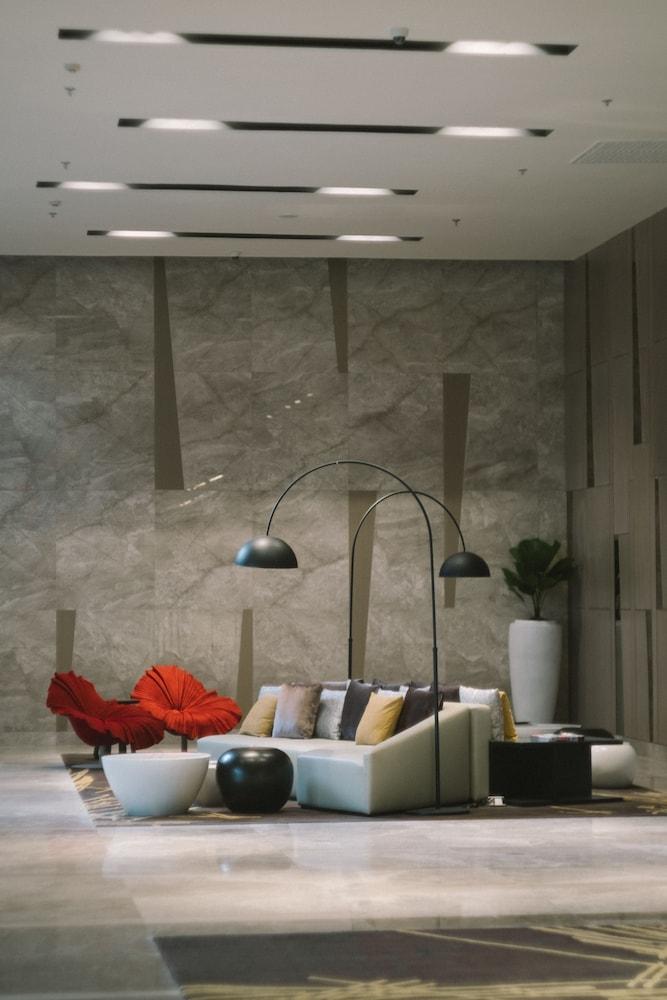 Seda Vertis North Кесон-Сити Экстерьер фото A three-armed floor lamp