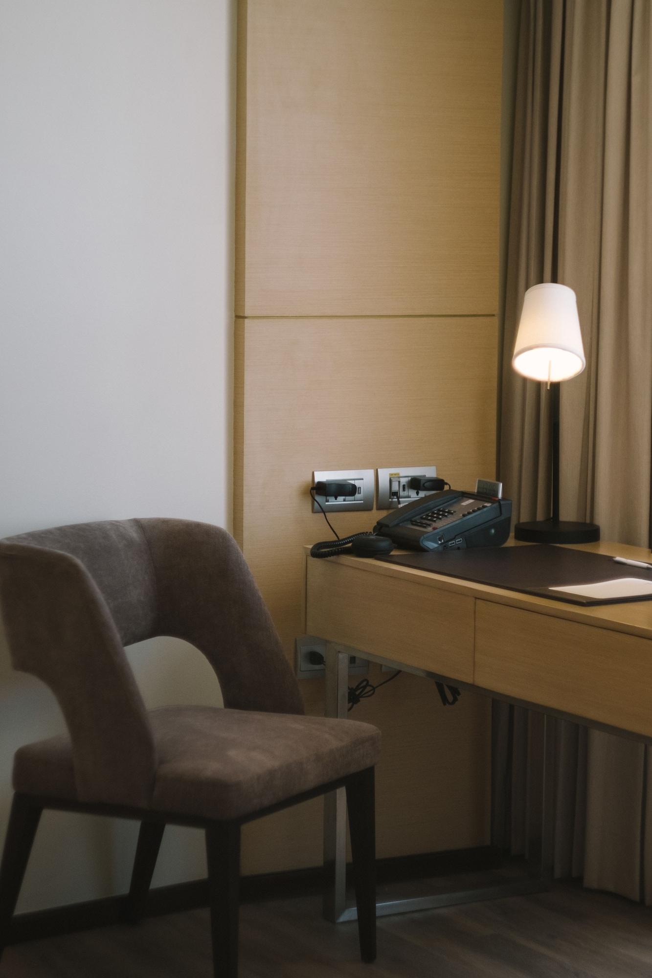 Seda Vertis North Кесон-Сити Экстерьер фото A hotel room telephone