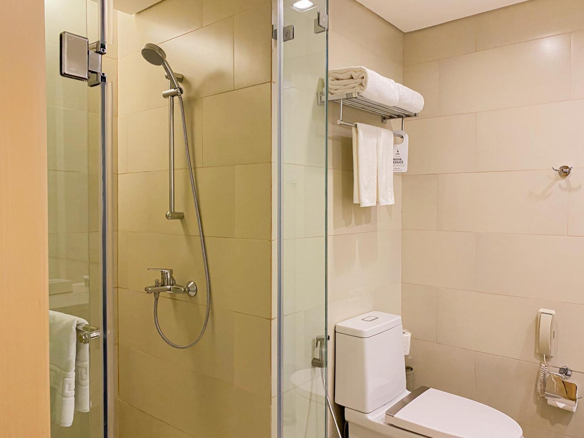 Seda Vertis North Кесон-Сити Экстерьер фото A shower cubicle with a sliding door