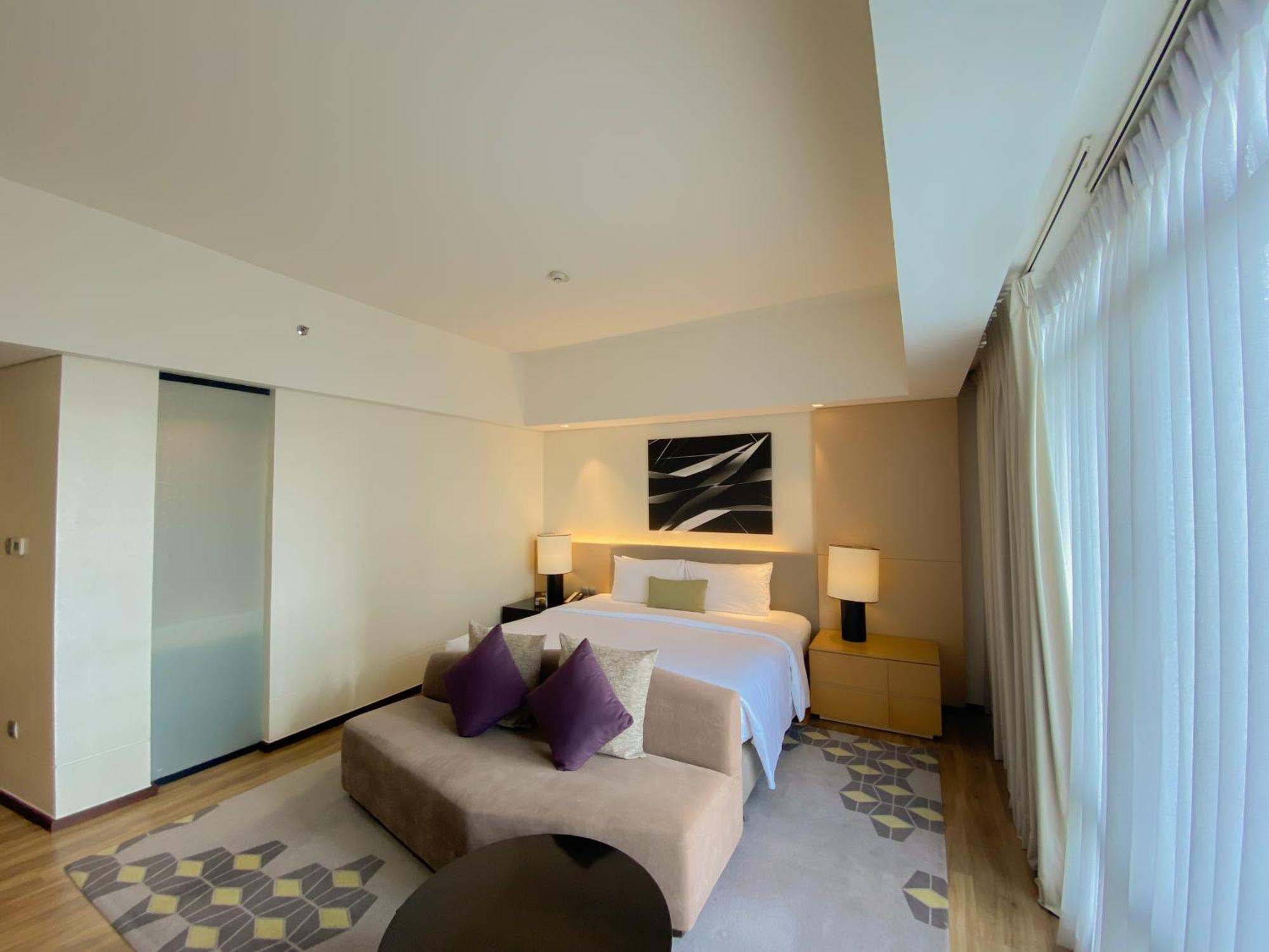 Seda Vertis North Кесон-Сити Экстерьер фото Deluxe Suite bedroom